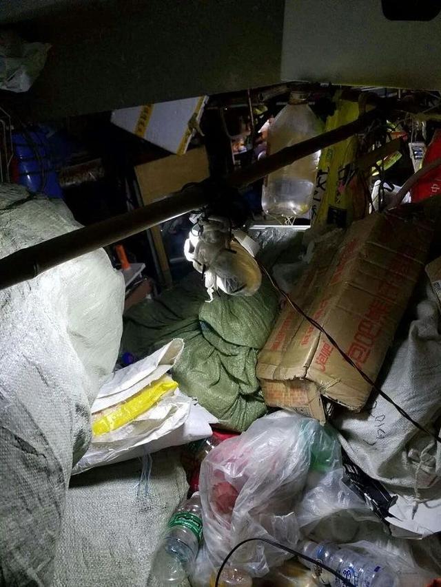 死在120吨垃圾旁边的囤积癖绅士,打破“穷人才捡垃圾”的误解