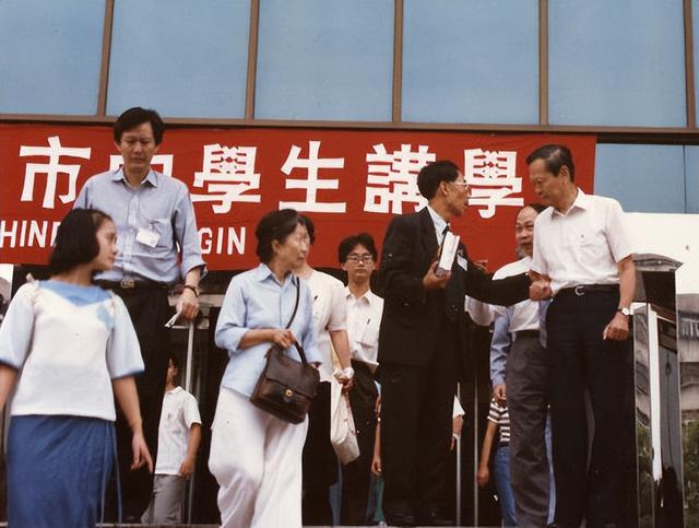 1995年,杨振宁和两任妻子的合影,翁帆19岁,青春靓丽,气质不凡