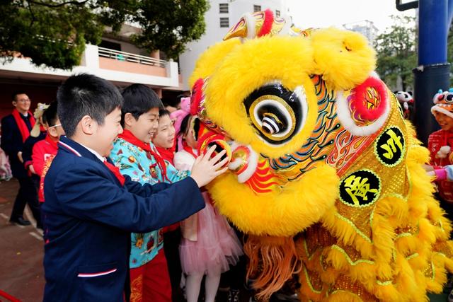 机器狗、哪吒、醒狮齐上阵!广州中小学开学现场“花式整活”→