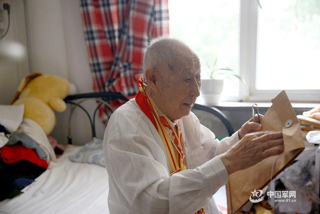百岁老兵寄语百年大党丨郄志真:百岁的他最爱唱这首歌