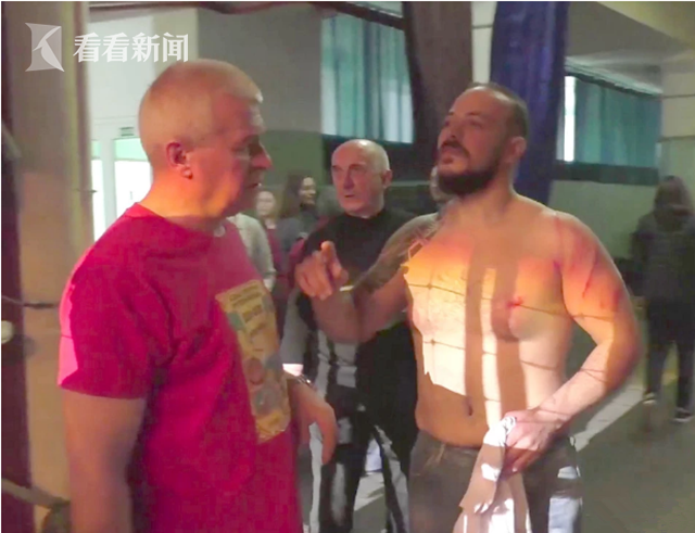 驯兽师遭雄狮扑咬 手臂连肩险断 带伤完成表演 辩称“它压力太大”