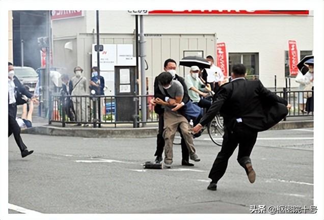 安倍晋三遇刺,“心肺骤停”,40多岁的嫌犯被抓