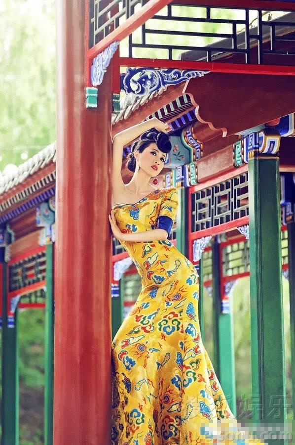S曲线再现！芙蓉姐姐穿范冰冰的龙袍 不要太美