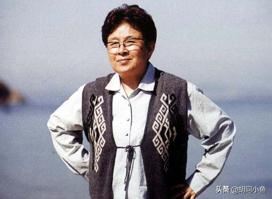 她是那英的老师,一个选择直接取消获胜者资格,一代歌后沦为保姆