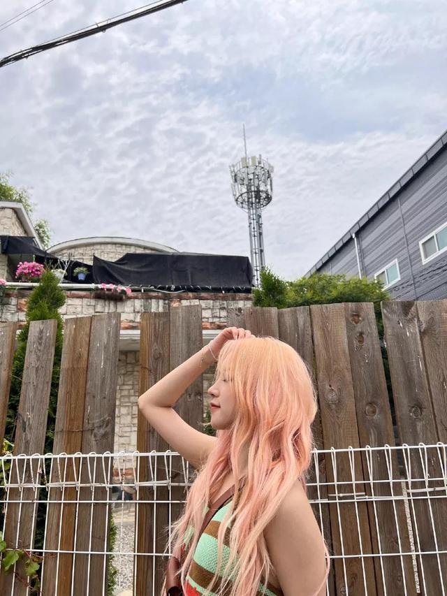 一头金发的宋雨琦又美又飒，背上的小柯基更是相当可爱