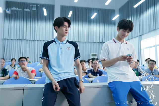 《我和我的时光少年》首播,邓恩熙张凌赫主演,校园生活温暖有趣