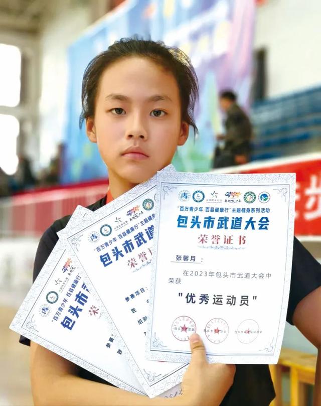 包头15岁“女拳王”勇夺金腰带!