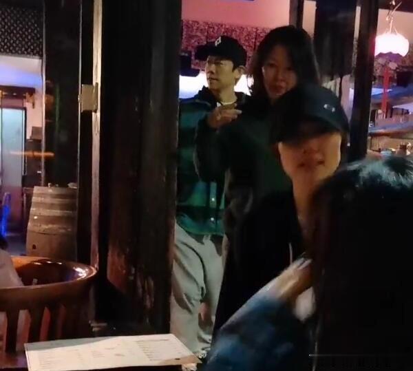 陈坤为夏雨庆生尽显兄弟情深,袁泉满面笑容含蓄秀恩爱