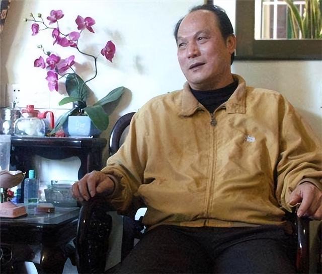 1995年,杨振宁和两任妻子的合影,翁帆19岁,青春靓丽,气质不凡