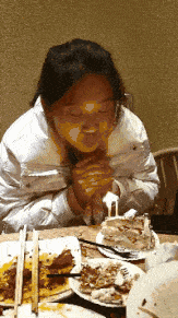 女子在夜店与型男互动,用嘴投喂瞬间引爆全场,围观众女羡慕不已