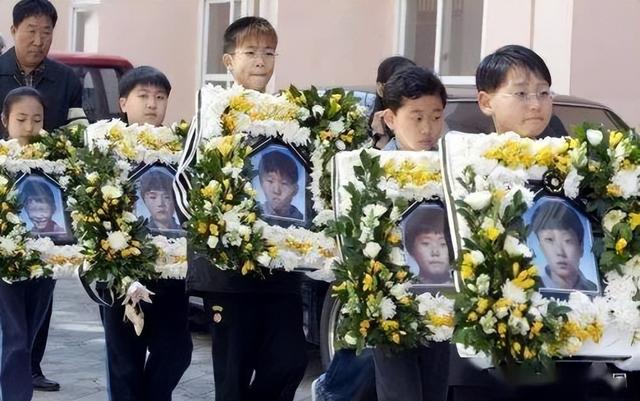 5名小学生上山抓青蛙,突然神秘失踪,11年后被发现埋尸在家门口