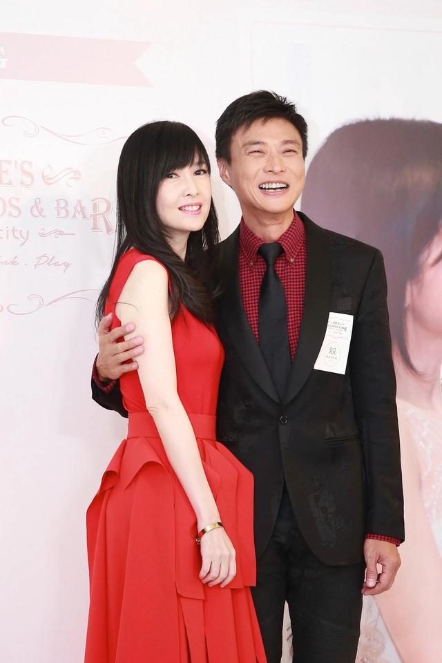 周慧敏提离婚!倪震34年出轨8次,女方忍无可忍,要让他净身出户