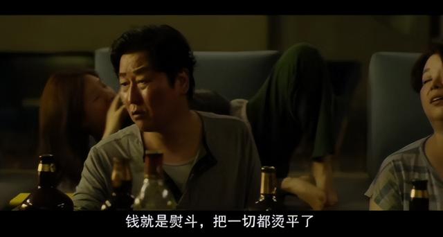 娱圈底层演员现状,陪母街头卖菜,结不起婚,租不起房,治不起病