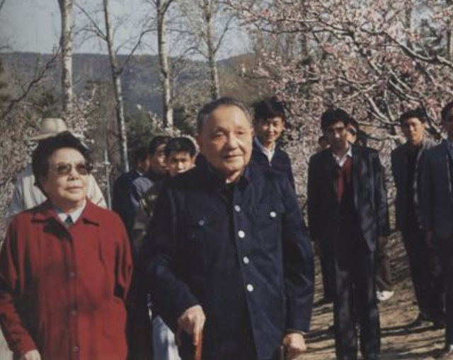 97年邓小平病逝,临终前和孩子们开玩笑:把我骨灰埋咱家苹果树下