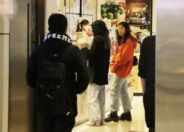 陈奕迅妻女近照,45岁徐濠萦比女儿还潮,鼓励女儿约会十足辣妈