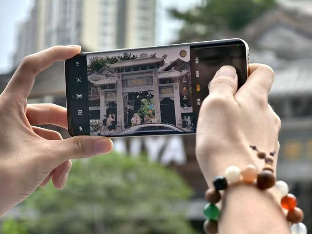 真我13Pro+首发上手:游戏体验一般,但影像着实超出预期