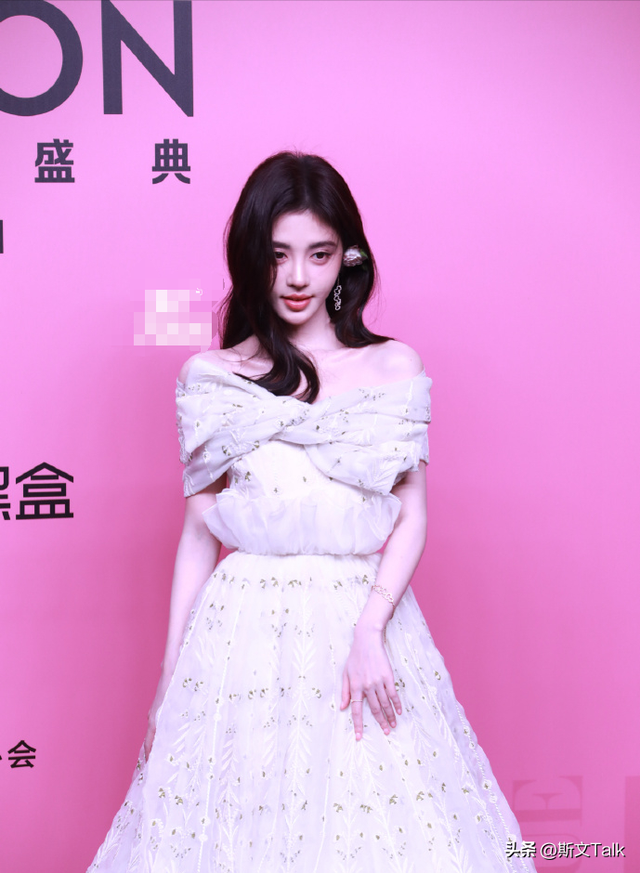 深圳这一夜,赵露思、林允的胸,虞书欣的臀,都败给了朱珠的深V