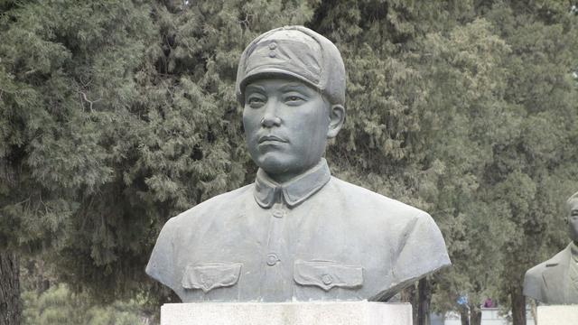 父亲是司令员,他是少将,祖母是女英雄,母亲会双枪