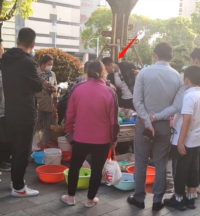 娱圈底层演员现状,陪母街头卖菜,结不起婚,租不起房,治不起病