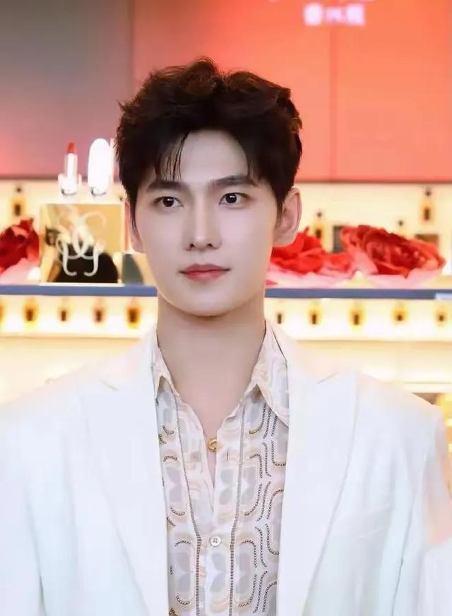 杨洋开法拉利回农村老家过年村头偷偷看打篮球超惬意