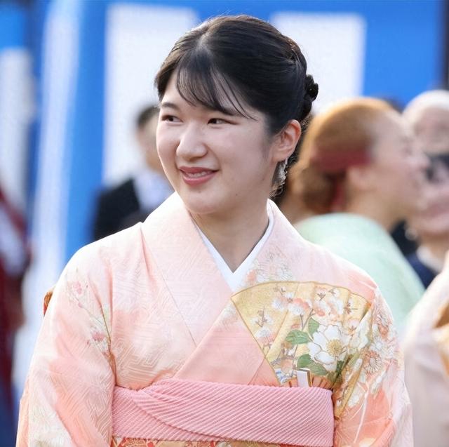 日本皇室姐妹花:佳子公主漂亮30岁未嫁,爱子公主无缘皇位反被困
