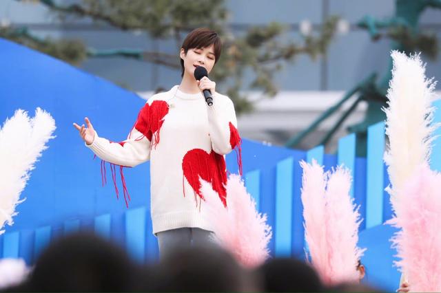 李宇春献唱金曲《和你一样》毛衣搭配仔裤活力满满