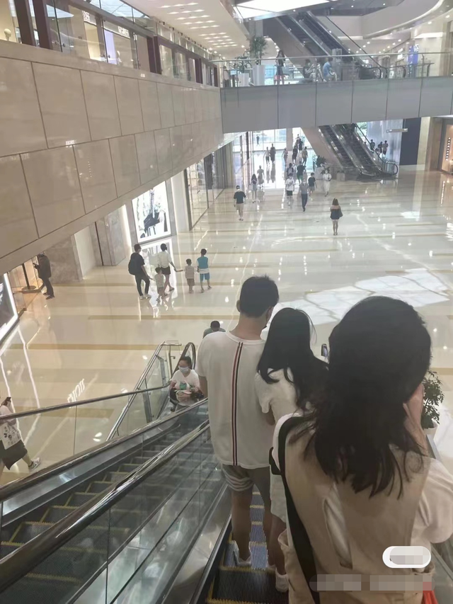 孙杨恋情添实锤!与张豆豆合体逛街被偶遇,两人甜蜜依偎感情稳定