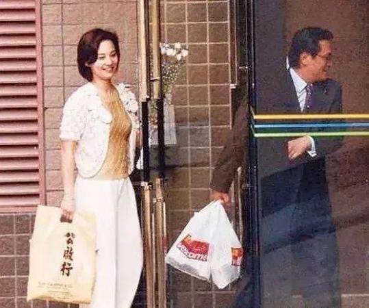 80年的一部电影,片中三大男主角皆死于非命,女主实在太命硬