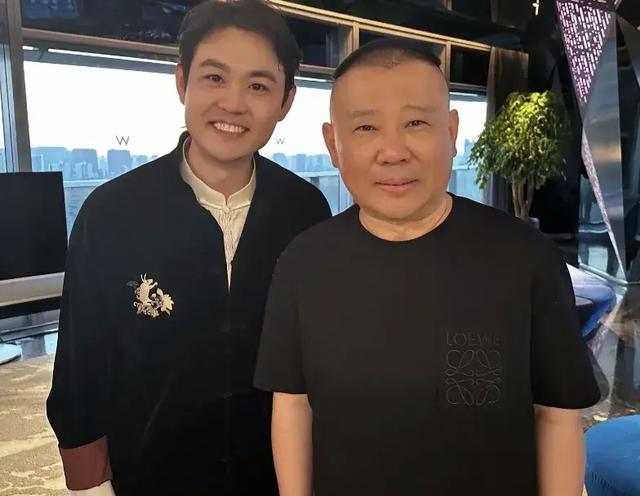 为什么德云社西安相声专场,同行只有一个玉浩探班合影