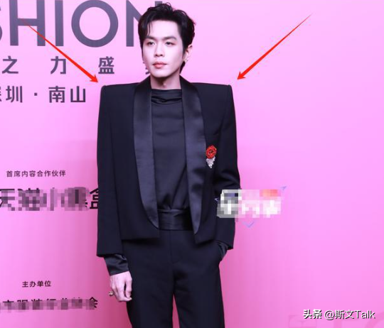 深圳这一夜,赵露思、林允的胸,虞书欣的臀,都败给了朱珠的深V
