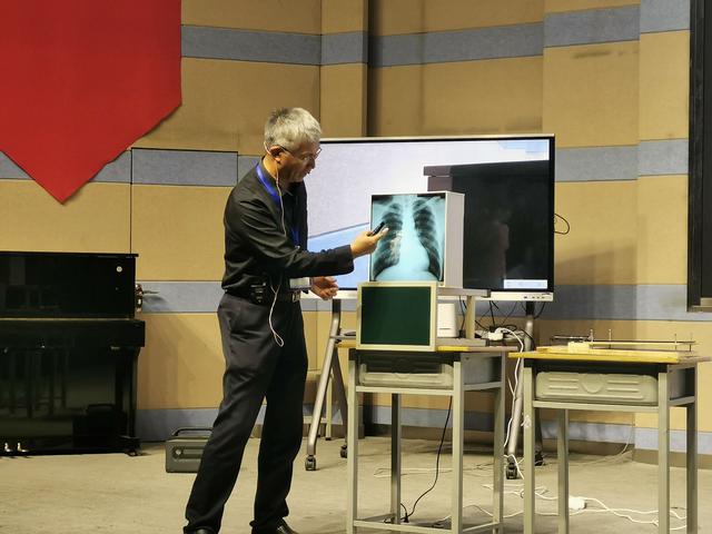 这场科学晚会上,老师轮番登台上演精彩“物理秀”