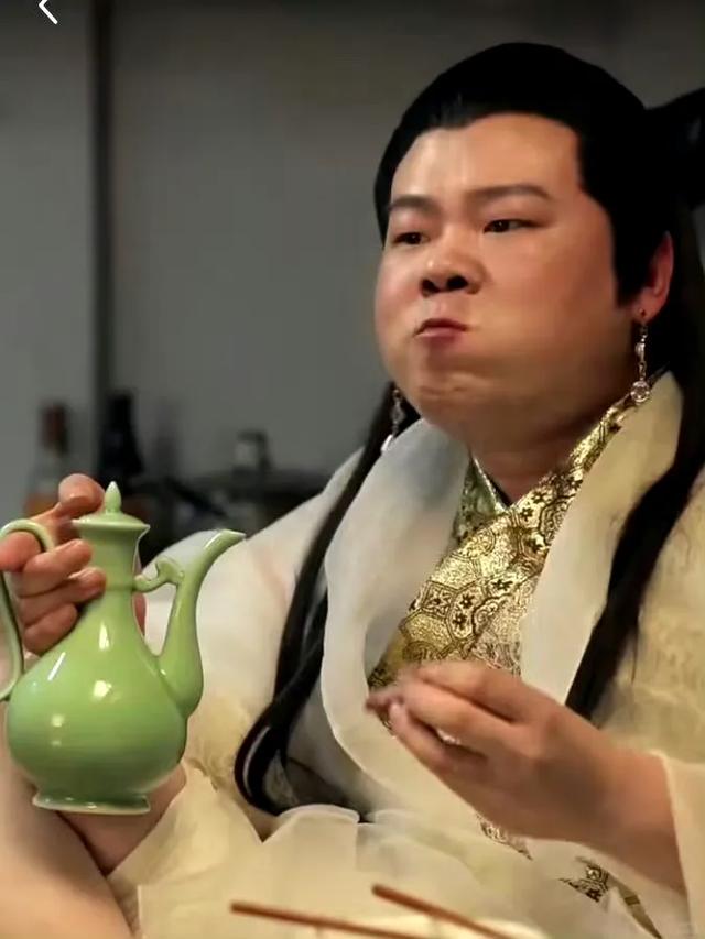 岳云鹏表情包大赏:向佐都被“玩坏”了,网友直呼“笑出腹肌”