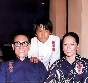 邱爱伦(70年代，蒋纬国和夫人邱爱伦、儿子蒋孝刚，一张温馨的家庭照)