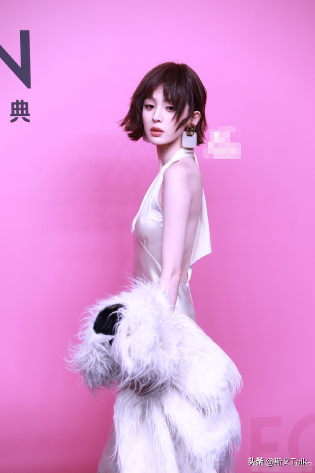 深圳这一夜,赵露思、林允的胸,虞书欣的臀,都败给了朱珠的深V
