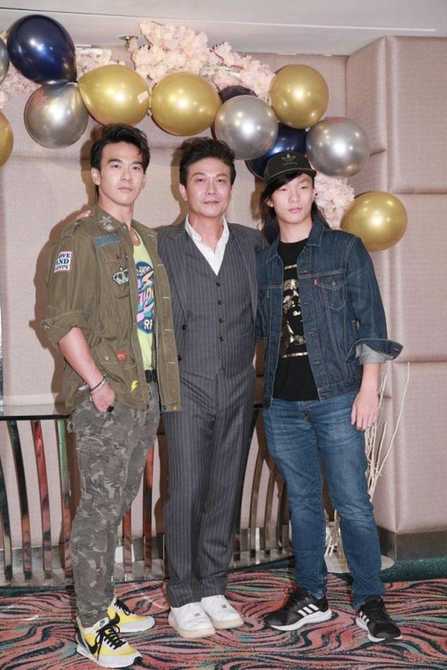 钱小豪家人齐聚庆中秋,太太丘倩鸣朴素出镜,俩儿子颜值相差甚远
