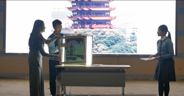 这场科学晚会上,老师轮番登台上演精彩“物理秀”