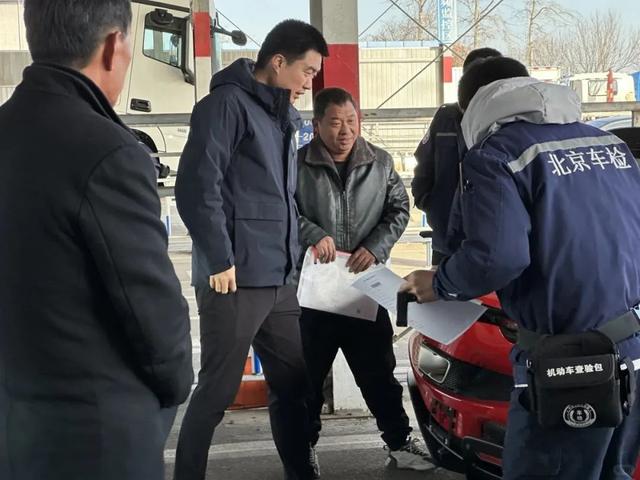 理想汽车创始人李想给法拉利新车上牌被偶遇,网友集体调侃