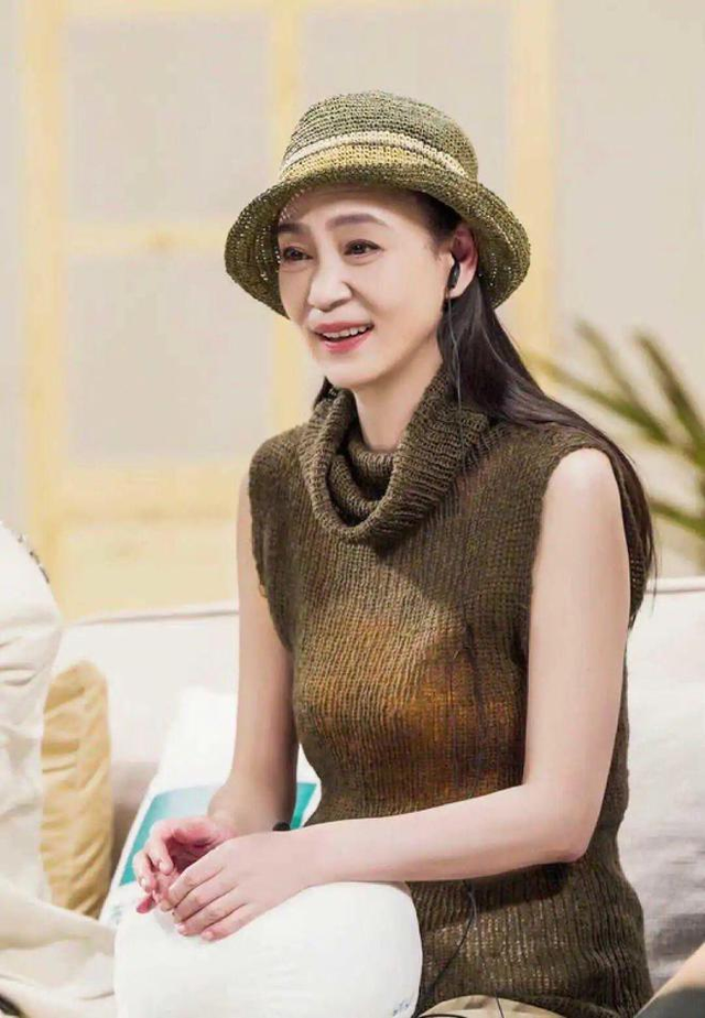看了66岁刘雪华的穿搭,才明白:穿衣“不扮嫩”从容老去才更美
