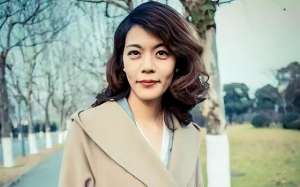 陈果老师(复旦美女教授陈果，从受人敬仰到跌落神坛，两字之错能被原谅吗？)