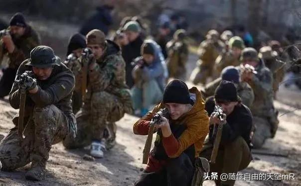 百万雄师仅剩一半?乌司令曝光前线真相,泽连斯基终究纸包不住火