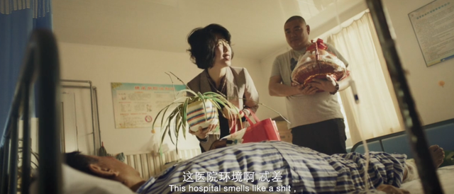 一条藏獒90万!兽医赔不起,女儿就被债主关进狗笼子,人性电影