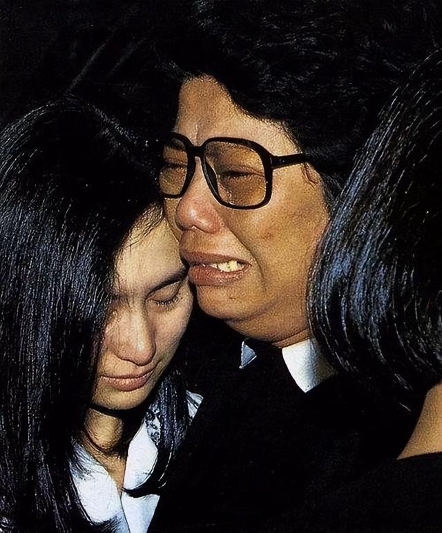 逝去的光芒:陈百强为何选择自杀?何超琼在时间流逝中苦苦追忆