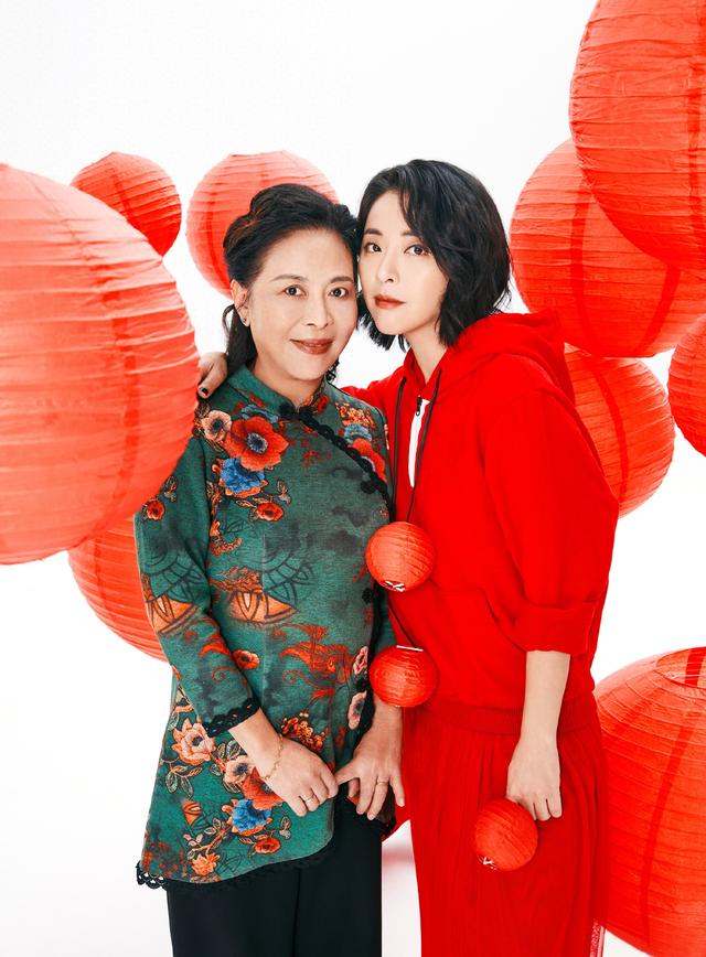 女星黄小蕾:单亲妈妈“闪婚”,她也“闪婚”,而今状况怎样?
