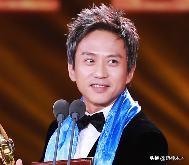 45岁邓超看儿子打球被偶遇,胡子花白显沧桑,知情人曝白发原因
