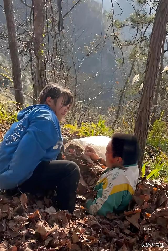 陕西兄妹，兄靠爬行养家，妹凭微光奋进，哥哥看到妹妹奖状后泪崩