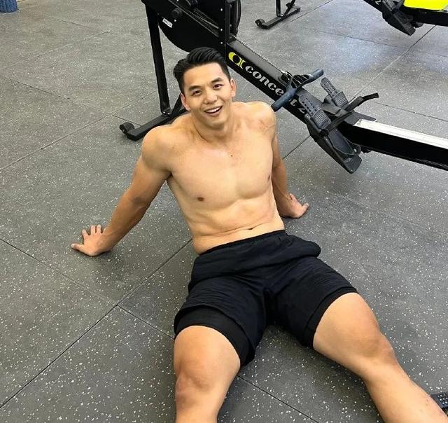 住院的肌肉男火了!这胸肌太好看了!