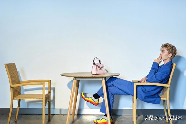 范丞丞和肖战,都是183cm,同穿一身蓝色西装,气场却大不一样