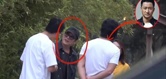吴京春节拜访朋友,与李连杰等武术界大咖重逢,师父吴斌坐C位