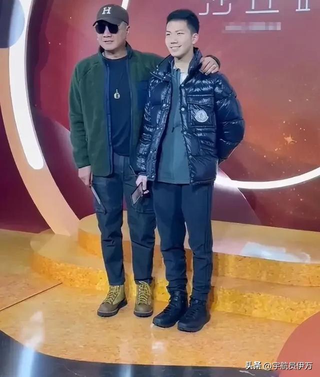 兜来转去,原来胡军的父母是他们夫妻俩!难怪能红遍大江南北