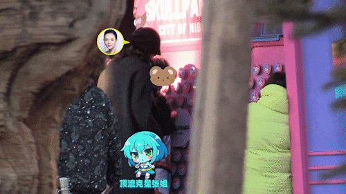 章子怡带儿子去游乐园 抽到奖品兴奋庆祝画面温馨